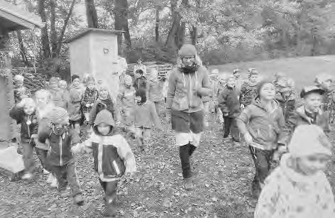 Děti opět čekala sladká odměna. Poděkování již tradičně patří strážníkům Městské policie Brno-západ za zajištění bezpečného přechodu lampiónového průvodu přes ulici Pražskou.