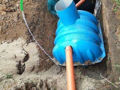 nádrže je nutno zasypávat směsí písku o síle cca 10 cm okolo nádrží c.