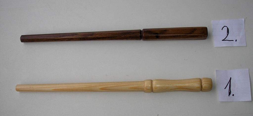 Kouzelná hůlka z tvrdého dřeva žíhaná v ohni, drásané dřevo, mořená na eben. Délka 30 cm, je možné vyrobit i jiné rozměry. Cena 315,- Kč.