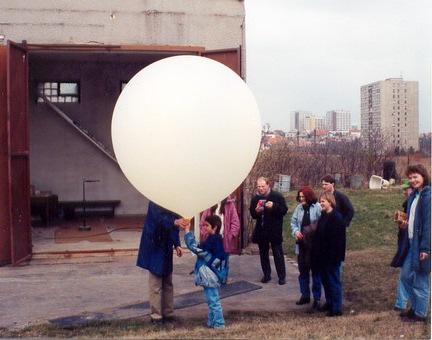 SondaprýmůžepřisilnémvětrudoletětzPrahyažnaSlovensko,doPolska arakouska.rekordnídosaženávýškabyla43km,aletobylopřed20letynajiném typu balonu.