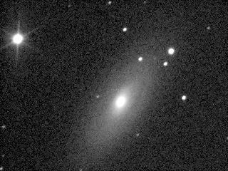 Obr. 5 Galaxie NGC 2841. Vlevo snímek z hradecké hvězdárny v době výbuchu supernovy SN 1999by(foto Miroslav Brož). Vpravo záběr z palomarské přehlídky oblohy pro porovnání. 135 milionů sv. r.