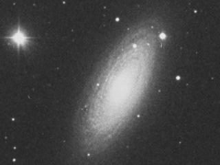 r. Je pozorovatelná shora (působí trochu jako miniatura galaxie M 101).