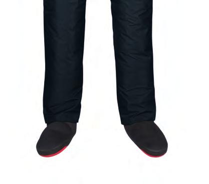 Kalhoty mají dvě vnější kapsy, poutka na sušení a opasek s kvalitní přezkou YKK. Bez šlí (lze je dokoupit samostatně).