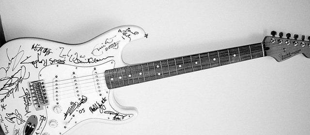 Finálové kolo 6. ročník 1. KYTARA Roku 2005 proběhla dražba kytary Bryana Adamse. Za bílý nástroj značky Fender Stratocaster, kterou hudebník věnoval do aukce zdarma, se zaplatilo... milionů korun.