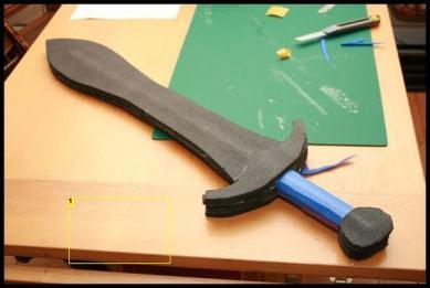 Celé ostří meče je obaleno tak aby ostrá část byla měkčená. Měkčení je provedeno z karimatky (nejlépe EVA). Celé ostří je omotáno kobercovou páskou.