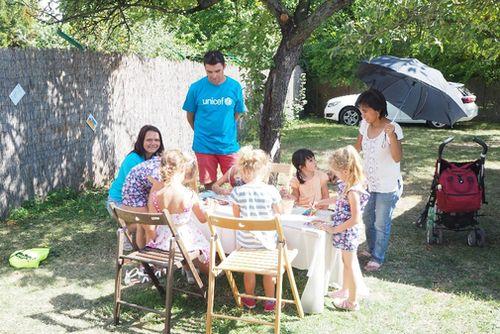 Dobrovolníci UNICEF při vedení dětských workchopů na African Food Festivalu v pražské Botanické zahradě, kde měli návštěvníci