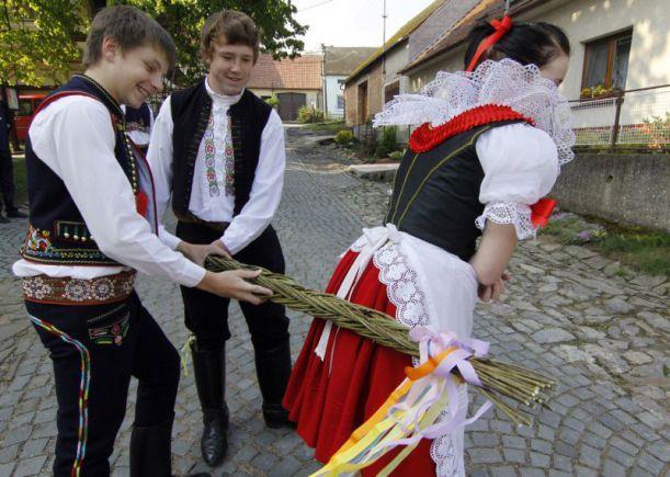 Velikonoční tradice jsou vlastně činnosti, které lidé dělají na Velikonoce již po staletí a staly se z nich tradice. Každý si asi s pojmem Velikonoce spojí Velikonoční pomlázku. Podle tradice ze 14.