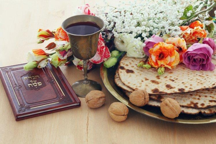 9. Židé slaví na jaře Pesach.
