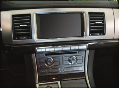 Jaguar XF s navigací a dotykovou obrazovkou verze 2 Místo instalace je na