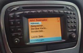 Mercedes Benz s Comand 2.0 Místo instalace je na zadní straně navigační jednotky.