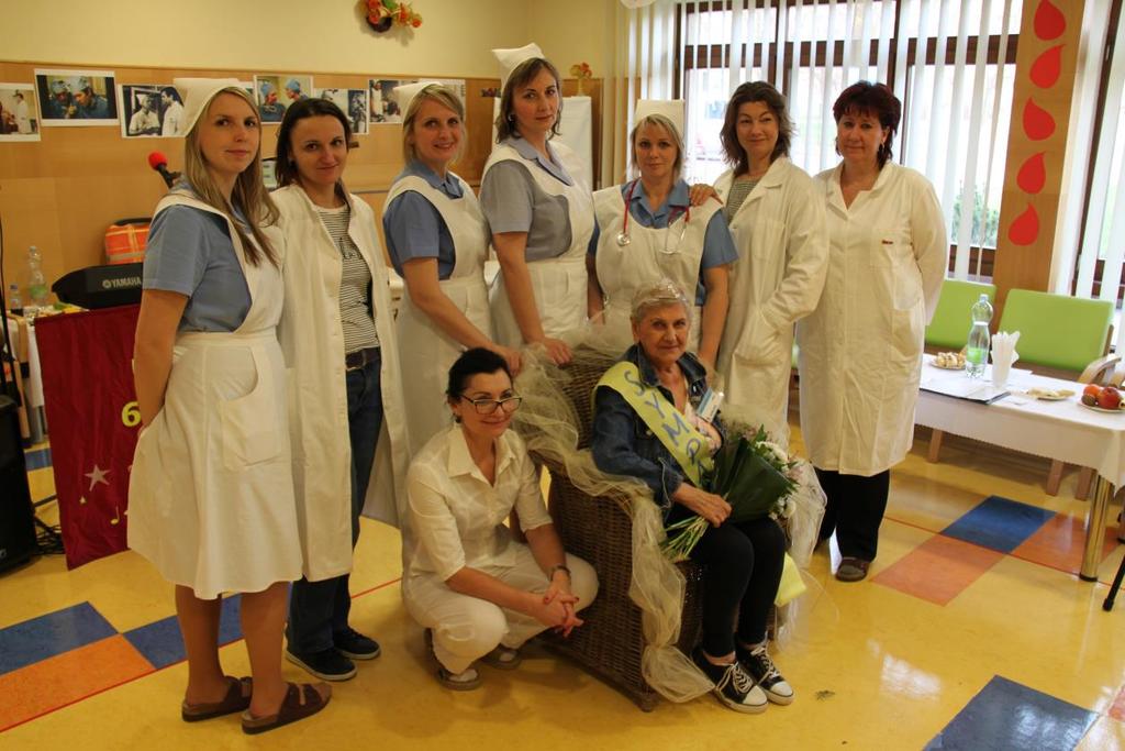 MISSIS SYMPATIE, kterou si vybrali sami diváci, nejspíše pro její mladistvý vzhled v džínovém, se stala paní Anna Došlová z DsH, středisko HELIOS.