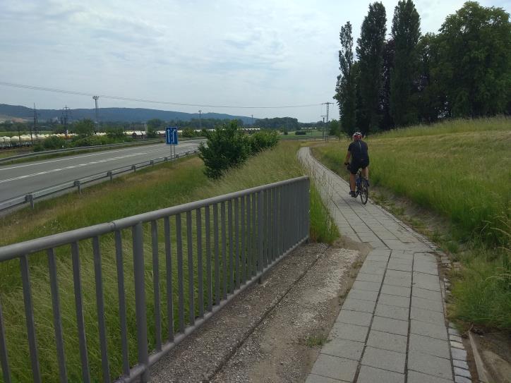 Zapomnělo se na to, že kromě rekonstrukce mostu je také třeba pamatovat na spojení pro