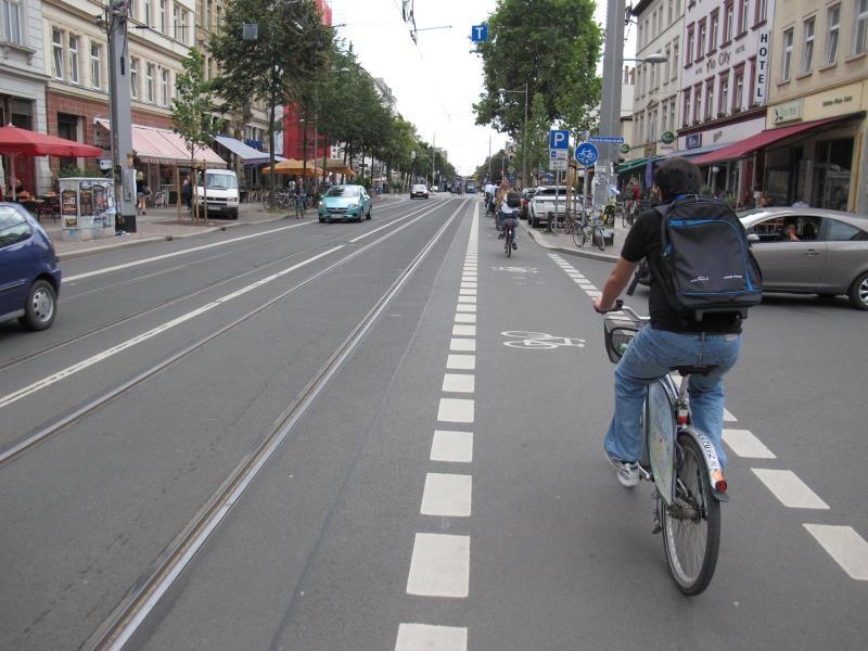1) vytvoření podmínek pro koncepční řešení cyklistické dopravy na krajských a státních komunikacích Stav: Města a obce řeší problém s dopravou ve městě a jedno z možných opatření je i
