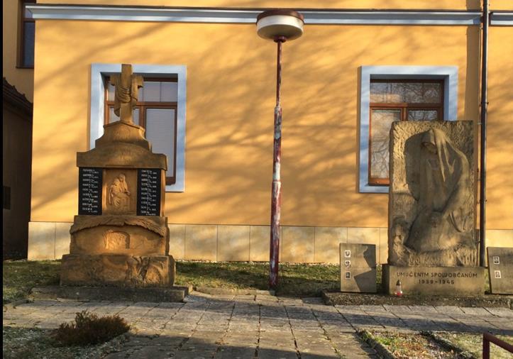 schodiště a vlajkových stožárů - Památníky očištěny, obnoveno písmo, u jednoho z nich byly