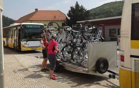 Jak naložit kolo na cyklobus? 1 Cyklista nahlásí řidiči, že chce přepravovat jízdní kolo. Zakoupí si u řidiče jízdenku základní pro jízdní kolo a jízdenku pro sebe nebo předloží platnou jízdenku.