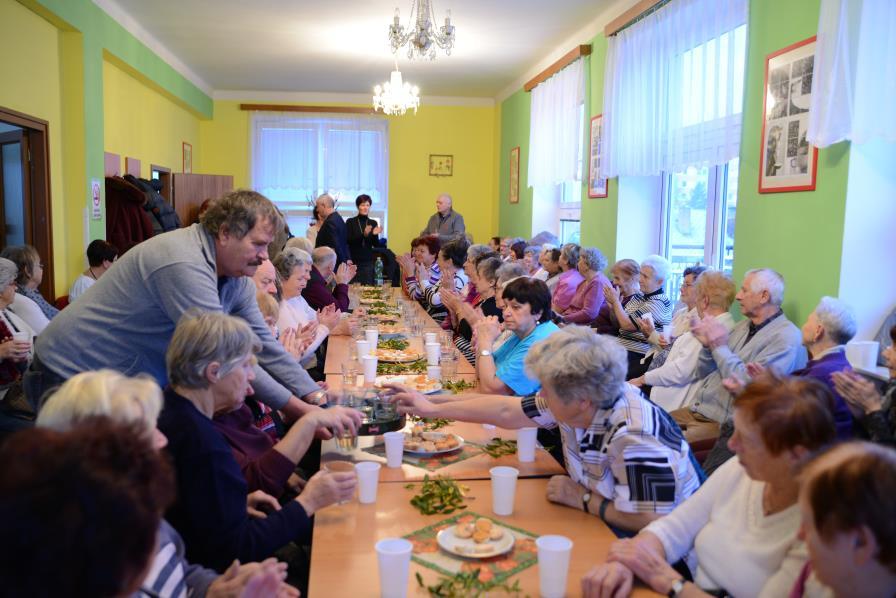 ruské kuželky, střelba na florbalovou branku). Senioři se mohli zdarma užít jízdu na koloběžkách, elektrokolech a střelbu z kuše.