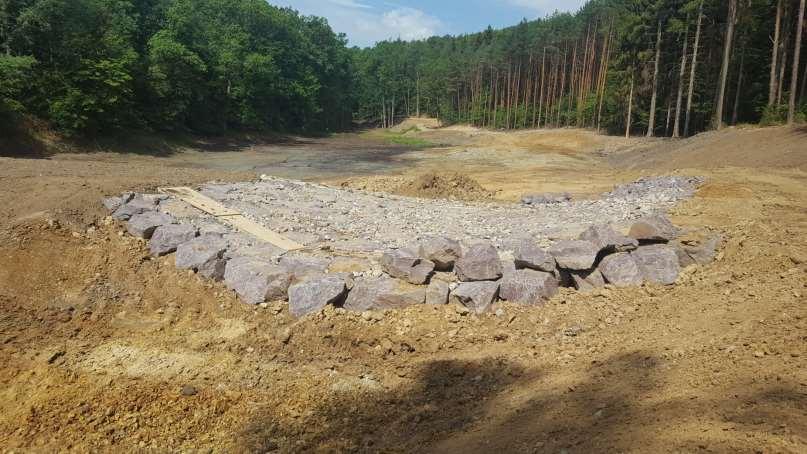 12 000 m 3 Plocha povodí 0,52 km 2 Plocha při Hmax 0,83 ha Objem při Hmax 12 000 m 3