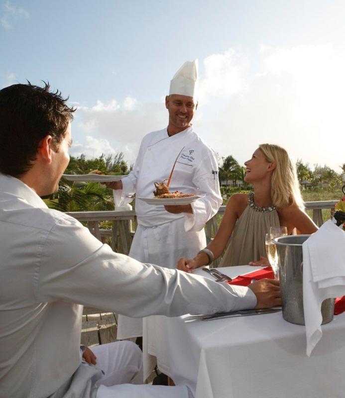 Restaurace Gurmánská kuchyně se snacky a tématickými restaruacemi Christopher s (hlavní restaurace) S překrásným výhledem na moře, je tato útulná restaurace, postavená v koloniálním stylu, otevřena