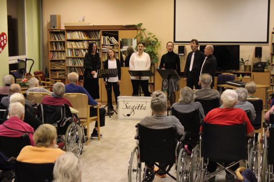 Třetí adventní koncert v barokním podání se odehrával v podání sboru Sagitta Plasy a poslední čtvrtý koncert Malého lidového souboru (MLS) z Plzně uzavíral sérii lidovými písněmi a koledami.