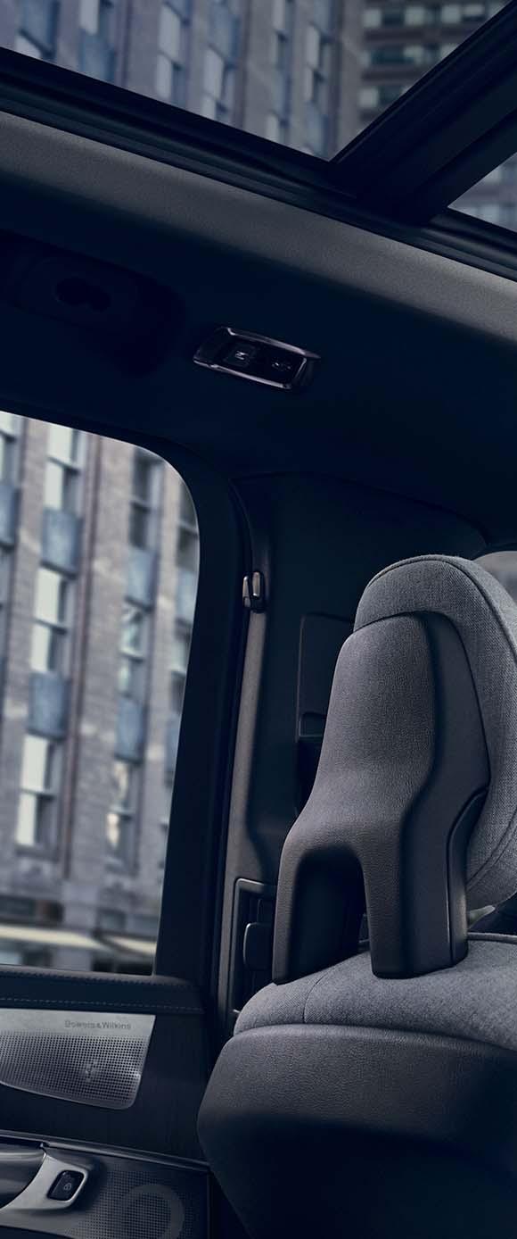 VOLVO XC90 Volvo T8 Twin Engine Inscription Vlněné čalounění v provedení Tailored Wool Blend Midnight Zinc Tmavý interiér Charcoal R471 Dekorativní obložení interiéru Black Ash NOVÝ POHLED NA LUXUS V