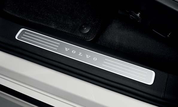 VOLVO XC90 Charakteristické LED světlomety představují silný identifikační prvek a po setmění zároveň zajišťují výborné osvětlení vozovky.