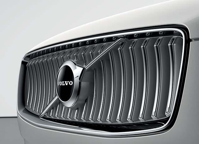palubní deska čalouněná materiálem Benova s prošitím a originální dekorativní hliníkové obložení Metal Mesh prostřednictvím Volva XC90 osobitě vyjádříte svůj smysl pro