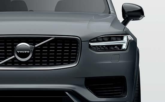 VOLVO XC90 Volvo XC90 R-Design na Vás zapůsobí svým jedinečným stylem a svým silným charakterem, díky nimž nikdy nesplyne s davem.