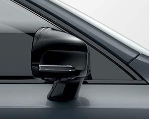Kryty vnějších zpětných zrcátek R-Design a lemování bočních oken v leskle černém odstínu Glossy Black podtrhují sportovní vzhled Volva XC90  Sportovní charakter