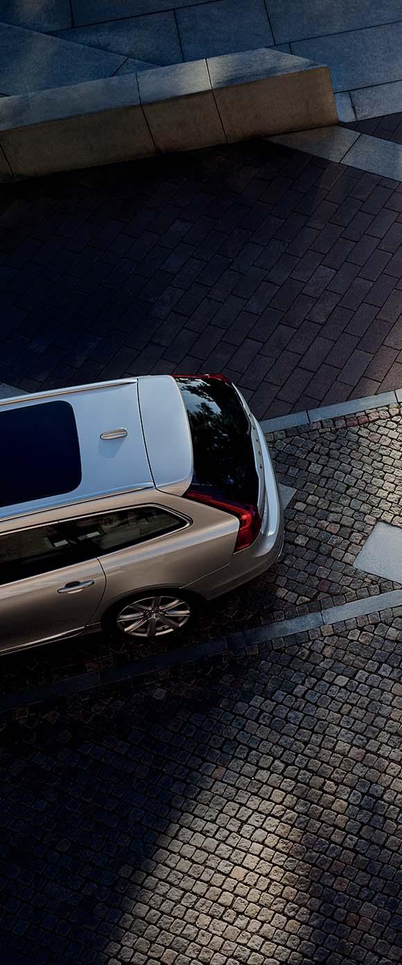 VOLVO V60 T6 AWD Inscription 727 Šedá Pebble Grey Metallic 19" kola s 5 rozvětvenými paprsky, černá Black, výbrusy Diamond Cut PARKOVÁNÍ UŽ VÁS NEVYVEDE Z ROVNOVÁHY Každá Vaše cesta musí zákonitě
