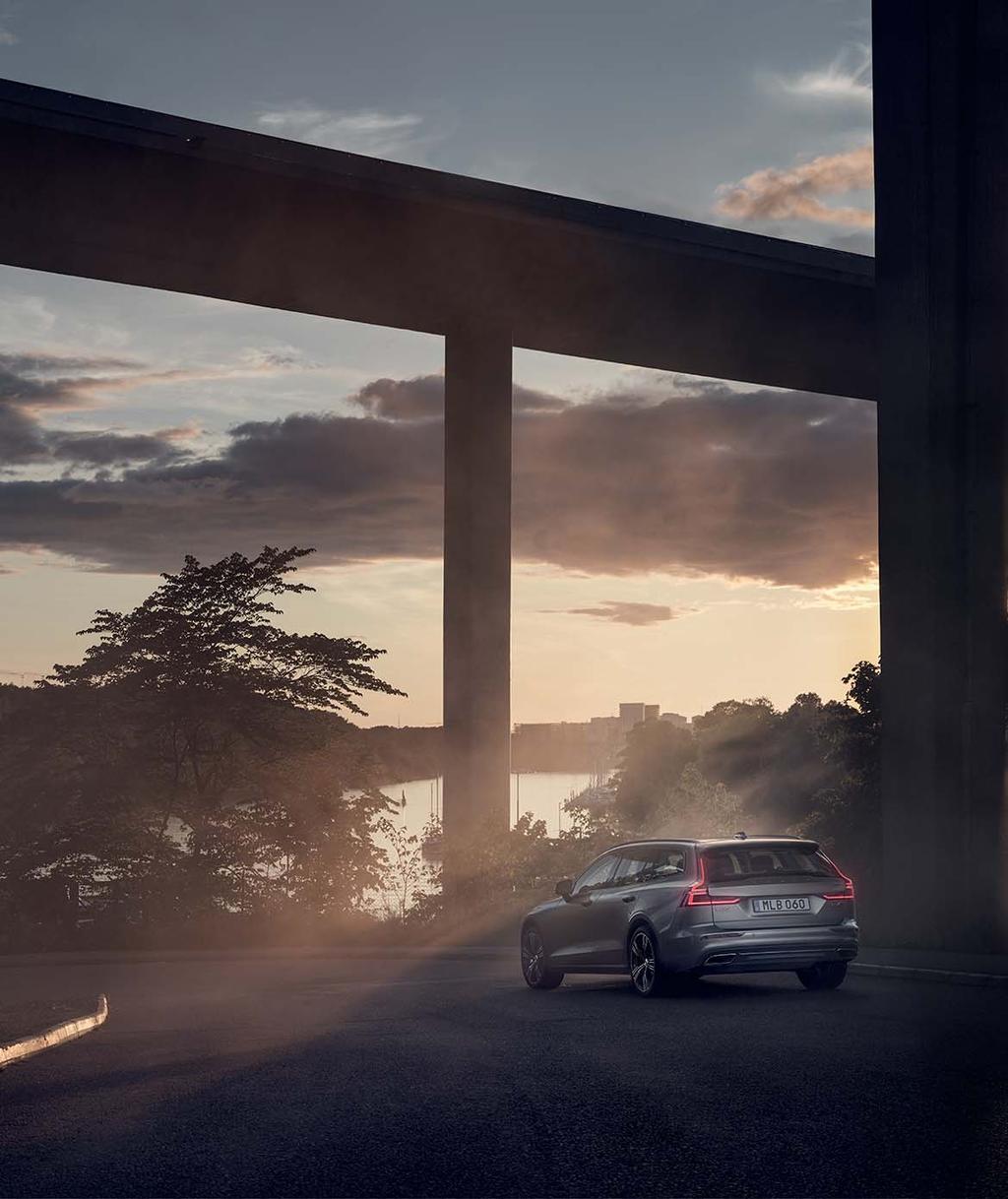 VOLVO V60 T6 AWD Inscription 727 Šedá Pebble Grey Metallic 19"