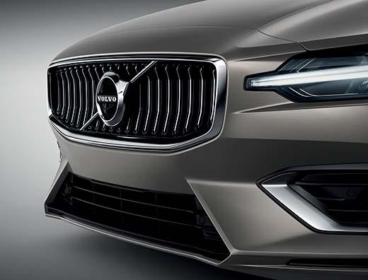 VOLVO V60 Exkluzivní Volvo V60 Inscription s elegantními prvky, které jsou v interiéru zasazeny jako klenoty, a se skutečně pěknými koly