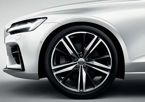 Sportovní vzhled varianty V60 R-Design je dále umocněn dynamicky působícími leskle černými kryty vnějších zpětných zrcátek, se kterými ladí stylové leskle černé střešní ližiny