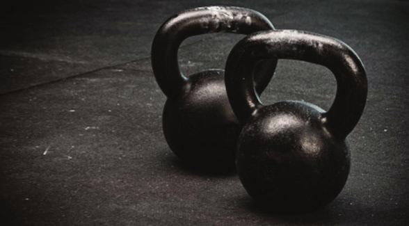 Zkušenosti i věda se shodují v tom, že kettlebell trénink rozvíjí širokou škálu fyzických kvalit: sílu a výbušnou sílu, více typů vytrvalosti, růst svalů, úbytek tuků, zlepšení zdraví a další.