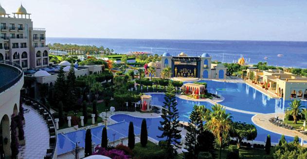 Spice Hotel & SPA***** Na jaře na Tureckou riviéru SPICE HO- TEL & SPA***** Hotel leží 2 km od centra letoviska Belek, přímo na vlastní hotelové oblázkovopísečné pláži.