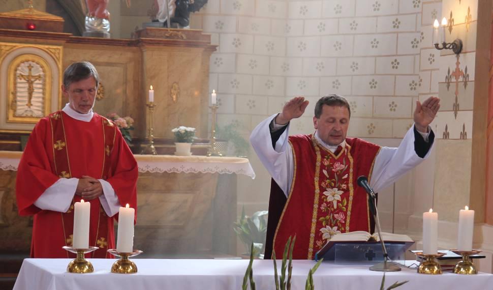POUTNÍ SLAVNOST Poutní slavnost v neděli po svátku patrona kostela sv. Jakuba Staršího byla zahájena slavnostní mší svatou.