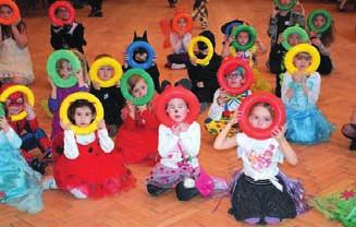 Tradiãní dûtsk ma karní karneval Tak jako kaïd rok, jsme se se li na ma karním karnevalu vkulturním domû vtravãicích.