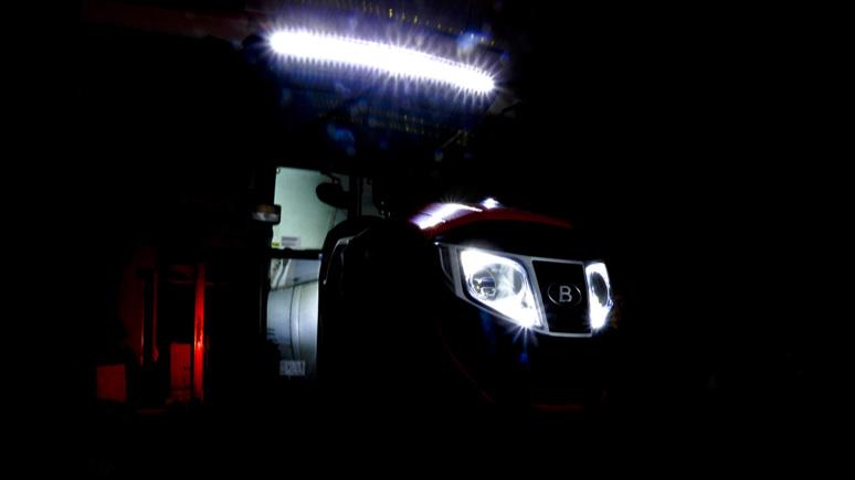 S LED PRACOVNÍ OSVĚTLENÍ Namísto standardních halogenových pracovních světel