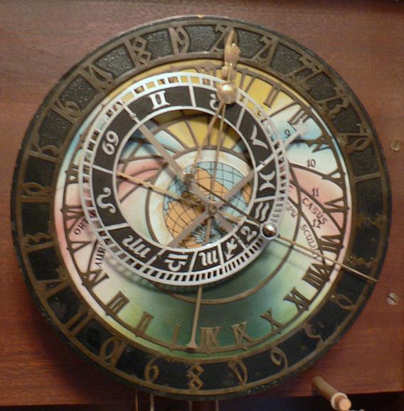 Barevnost na nápodobě astrolábu orloje zhotovené mezi lety 1882 až 1911 (průměr astrolábu cca 15 cm).
