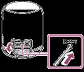 Použití tlačítka RESET Nelze-li reproduktor obsluhovat, i když je zapnutý, otevřete víčko na zadní straně a stiskněte tlačítko RESET špendlíkem nebo jiným špičatým předmětem.