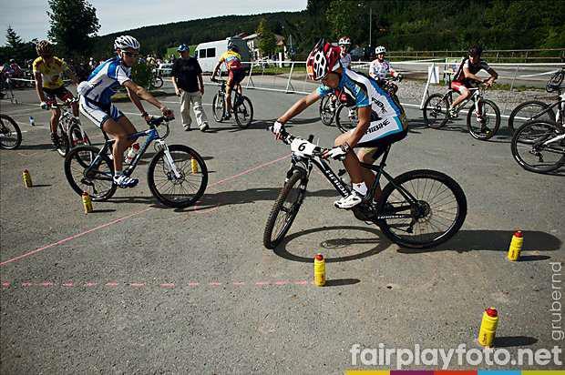 Popis technických sekcí Sekce 1: Objíždění cyklistických lahví o objemu 0,75 l Lahve tvoří vrcholy tří čtverců Cyklista vjede předním kolem mezi první dvě lahve 1.