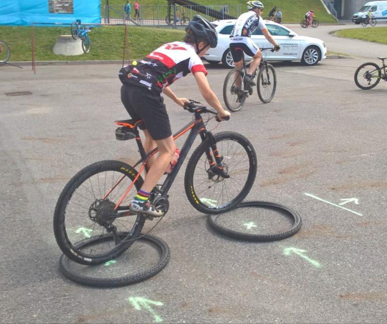 110 cm 50 cm 110 cm 50 cm 110 cm Sekce 8: Skok stranou Jezdec najede bokem k dvojici pneumatik a zaráz oběma koly skočí do jejich středu a ze středu odskočí na druhou stranu.