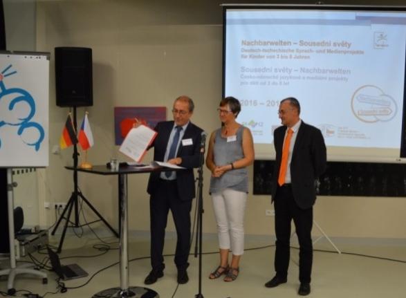 V následujících třech letech podpoří Koordinační centra česko-německých výměn mládeže Tandem mateřské a základní školy a další pedagogická zařízení při realizaci jazykových a mediálních projektů,
