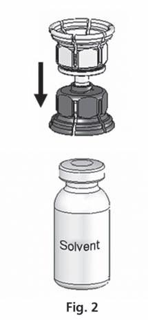 Nasaďte ji průhledným koncem na horní část lahvičky s práškem a silně zatlačte dolů, dokud lahvičku nepropíchnete (obr.