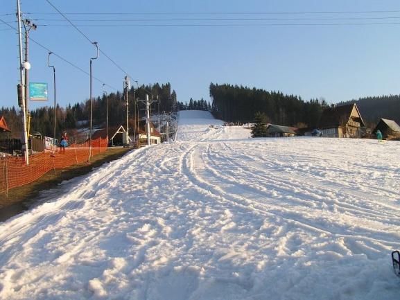 Dále se v areálu nachází koutek dětské lyžařské školky s provazovým vlekem o délce 60 m, malou Tatrapomu S o délce 150 m s malou pojezdovou