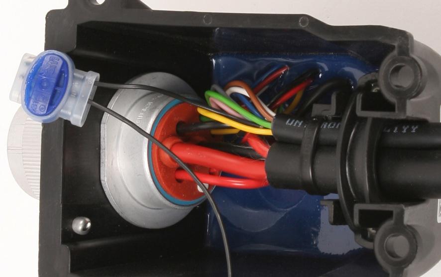 Připojení kabelu baterie 3 6. Z kolíku 5 zadní zásuvky ISOBUS odstraňte záslepku. Pokud není záslepka viditelná, je možné, že sklouzla dovnitř. Použijte např.