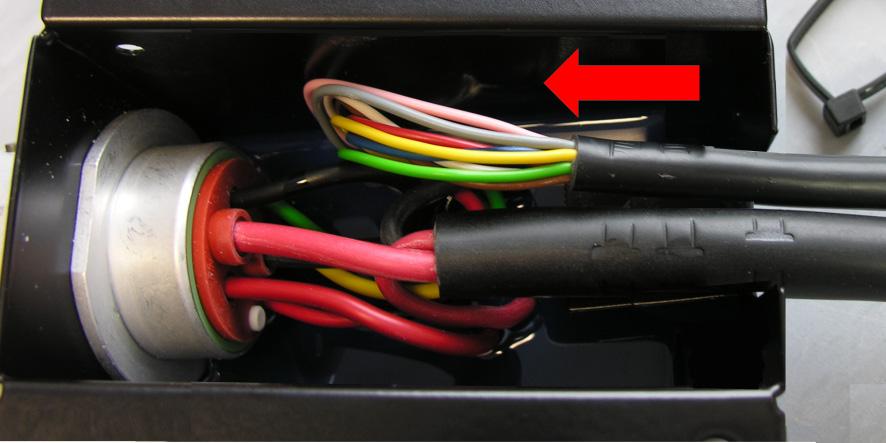 Uvolněte přístup ke kabelům zadní zásuvky ISOBUS. 2. Odstraňte vázací pásky na kabely. 3.