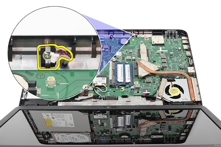 8. Panel USB zvedněte a vyjměte z počítače. Vložení panelu USB 1.