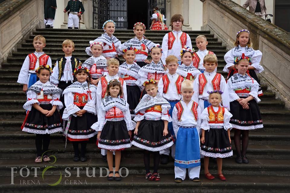 2. Teoretická část 2.1. Co je to Křtinská chasa? Křtinská chasa je spolek především mladých lidí, kteří po generace udržují tradici slavení Křtinských hodů.