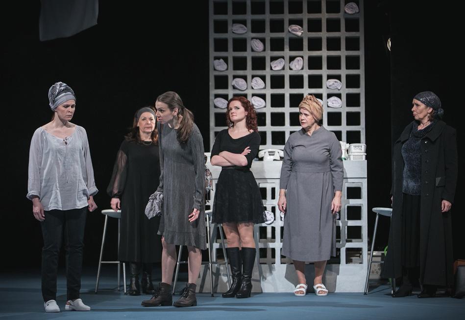 Východočeské divadlo Pardubice MIKVE Osudy osmi židovských žen Hra současné izraelské dramatičky otevírá na pozadí tradičního židovského rituálu téma postavení žen ve společnosti a vztahu ortodoxní