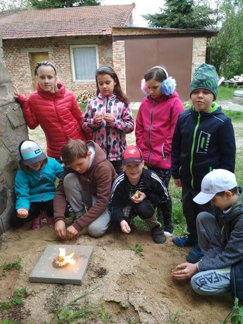 V dubnu zkoušeli pokusy s vodou a ledem, magnety, na obarveném mléku pozorovali povrchové